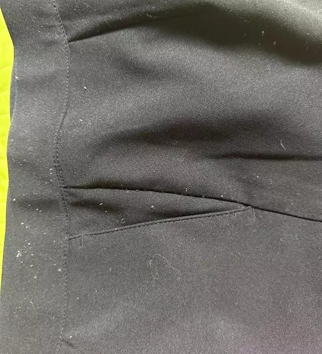 사이즈는 M을 샀어도 괜찮을 것 같아요. 옷이 얇고 가벼운 편은 아니라서 허리 여유있는