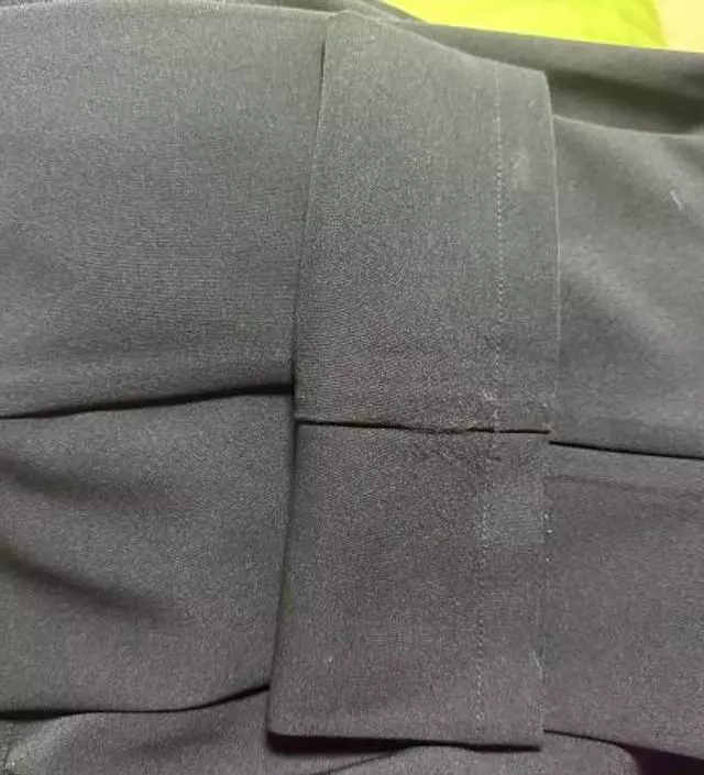 사이즈는 M을 샀어도 괜찮을 것 같아요. 옷이 얇고 가벼운 편은 아니라서 허리 여유있는