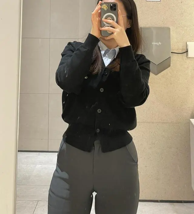 살찐거 생각 안하고 스몰 삿더니 꽉 맞네요,,,그래도 옷은 이쁘고 쫀쫀해요 