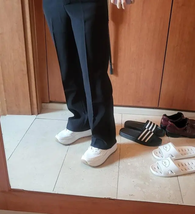 도착하자마자 입어봤는데 너무 편하고 핏이 예쁘네요!
