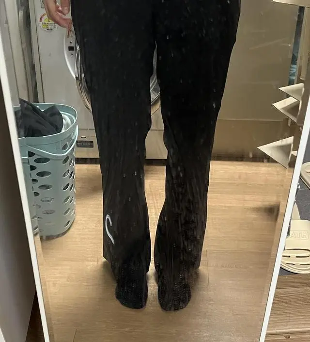 신축성이 좋고 핏이 너무 잘 떨어지면서 잘 고정해주는 바지 같아서 질이 좋습니다!