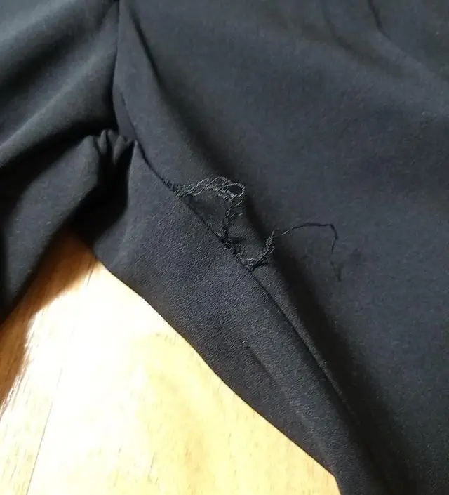 바지 핏도 이쁘고 배송도 빨라서 좋아요. 다만 면접이 있어서 입으려고 샀는데 마감이 