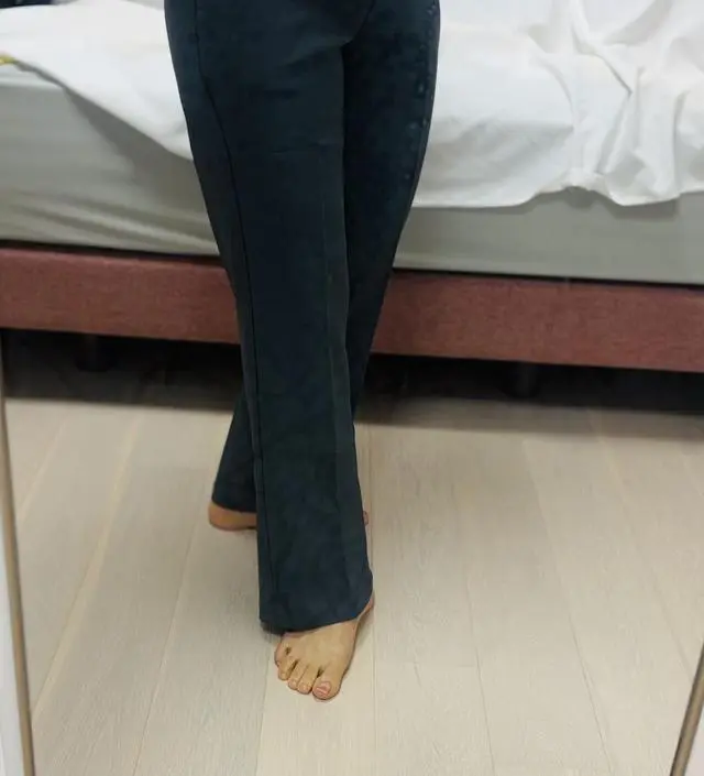 천의 색상이 약간 광택이 나는것 같은데, 그래도 마음에 들어요. 모찌슬랙스는 예전부터