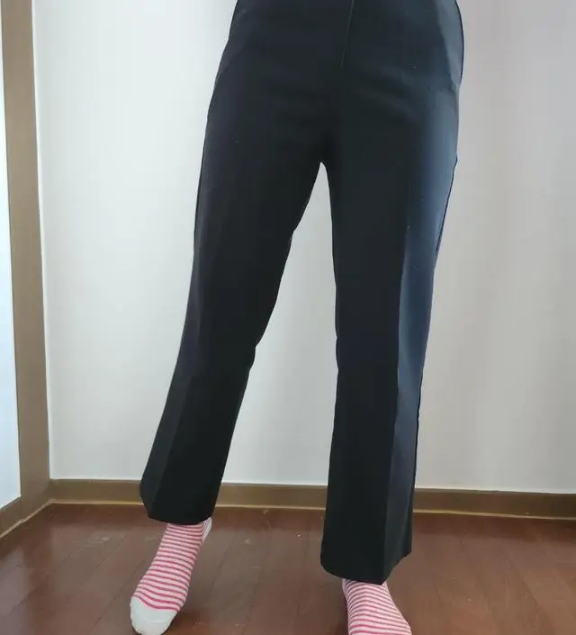 부츠컷 슬랙스를 다른 쇼핑몰에서 샀었는데 고고싱 만큼 하는 곳은 없네요. 내 다리가 