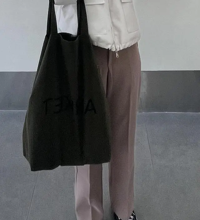 다리 길어보이고 예뻐요! 재질도 엄청좋고 쫀쫀합니당. 앞으로도 계속 고고씽에서 바지