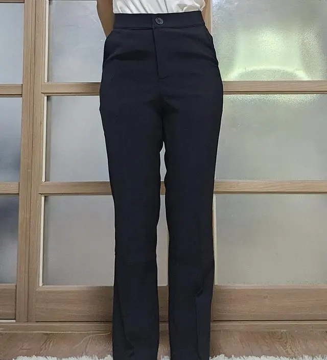 첫번째 사진이 부츠컷 슬랙스, 두번째 사진이 자사 세미와이드핏 슬랙스에요.
