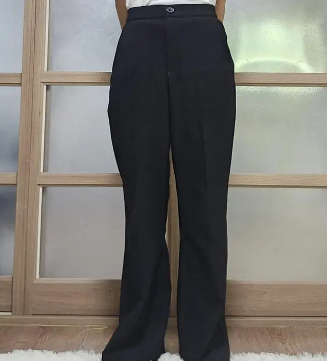 첫번째 사진이 부츠컷 슬랙스, 두번째 사진이 자사 세미와이드핏 슬랙스에요.
