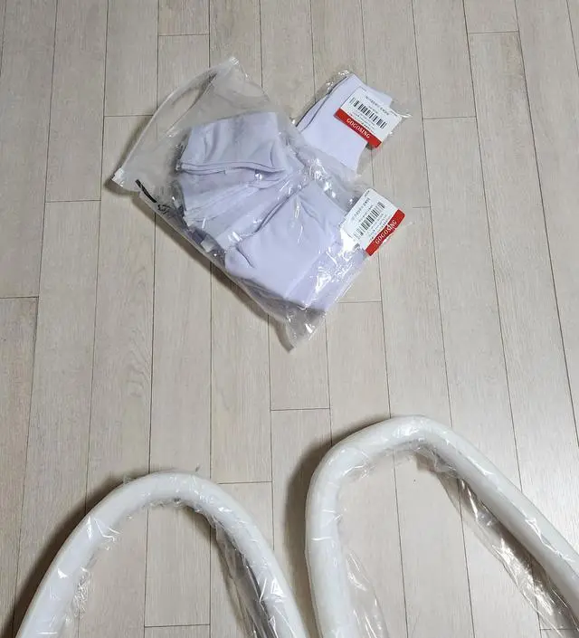 찐화이트는 아니고 파란끼가 감도는 화이트에요 받아보고 당황 ㅋㅋ 막 신고 다닐거니 