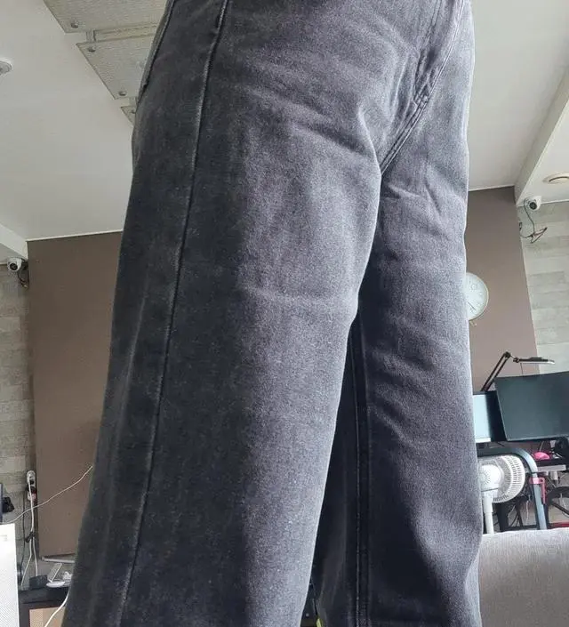 적당하게 넓은 통과 예쁘게 떨어진 핏이 

