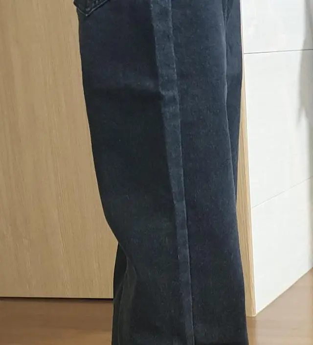 두꺼운 천이라 지금은 못입을거 같구요
