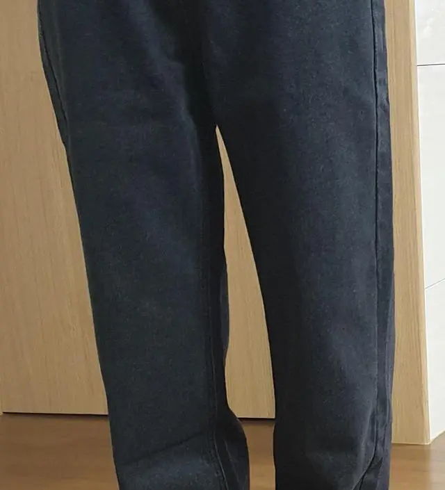 두꺼운 천이라 지금은 못입을거 같구요
