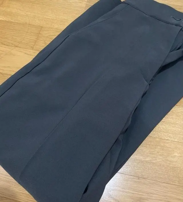 요즘 넉넉한 기잘에 하이웨스트로 다리가 길어보여요 사계절용으로 입을수있어요 탄탄한