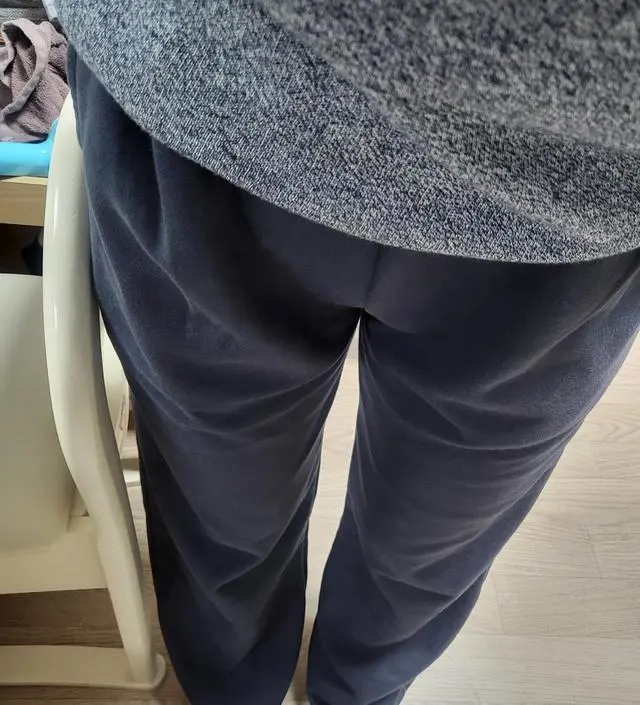 배송도 빠르고 다른 컬러도 사려고 합니다. 부드럽고 핏도 예쁩니다. 163cm인데 다리가