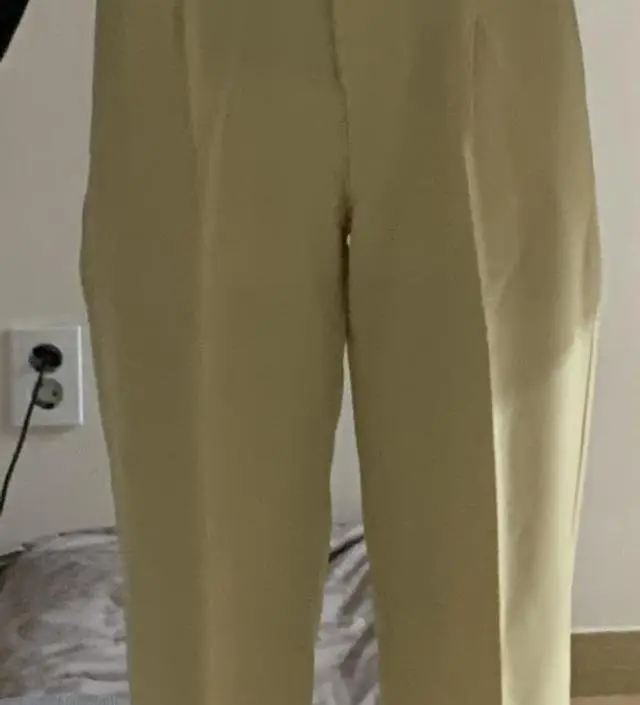 색상은 파스텔 노랑이에요 봄느낌이 나는 산뜻하고 밝은 색상입니다 바지 앞부분에 핀턱