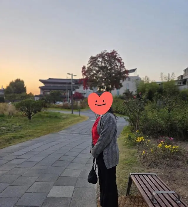 그레이 사서 잘 입고, 블랙으로 하나 더 구매했습니다.구김별로 없고 먼지도 잘 안붙는