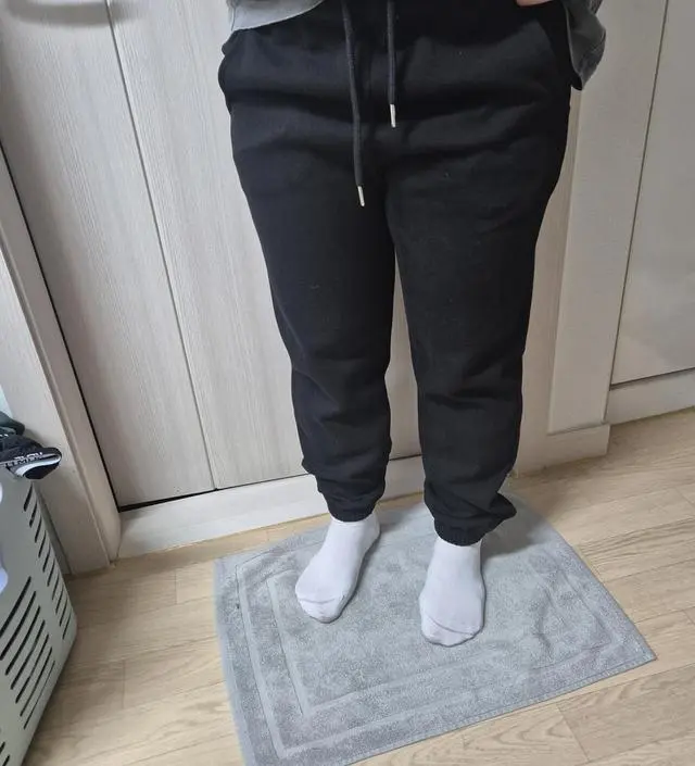 검정색이라 아무 데나 잘 어울리고 핏도 편해서 만족함! 생각보다 재질이 부드럽고 가볍