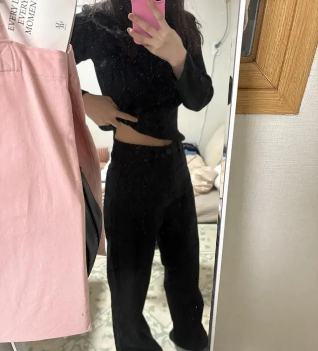 저번에 흑청색을 사서 너무 잘입고다녀서 블랙도 하나 장만했습니다! 정말 편안하게 잘