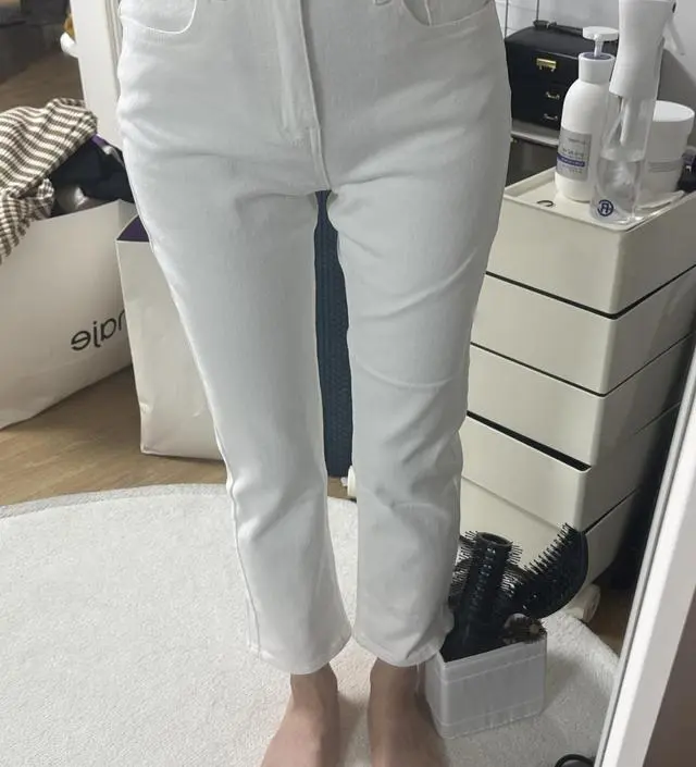 슬림핏으로 종아리 부각없이 허벅지 슬린하게 잘 맞아요~~~ 흰칼러인데도 안뚱뚱해보임