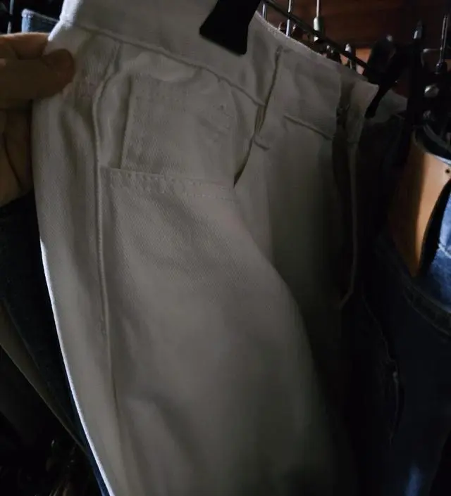 깨끗한 흰바지 사려고 고민하던 차에  구매했는데  만족합니다.허리 골반 바지폭 다 잘