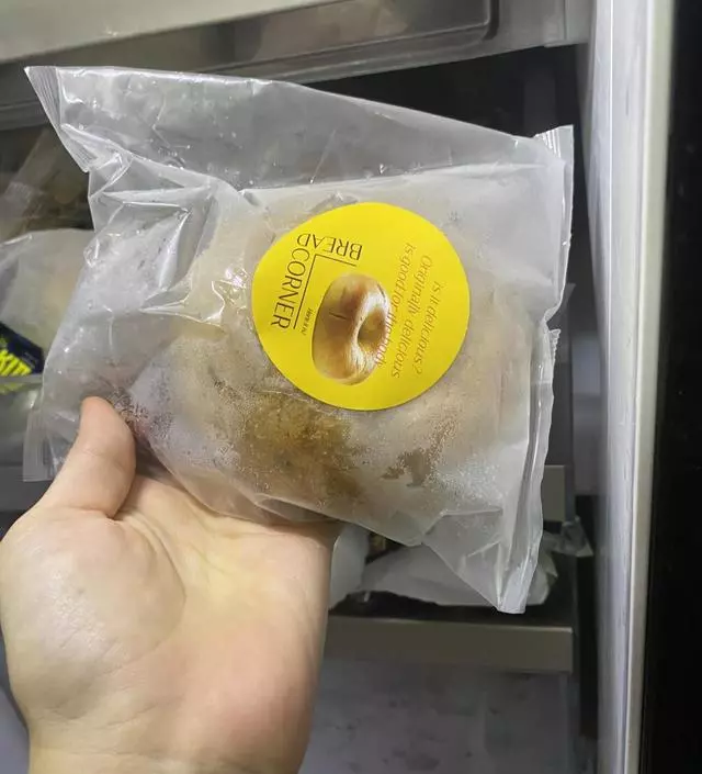 어제저녁에 흑임자크림치즈 먹어봤눈데 안에 크림 무슨일이에요ㅠㅠ 진짜 너무 맛있고 