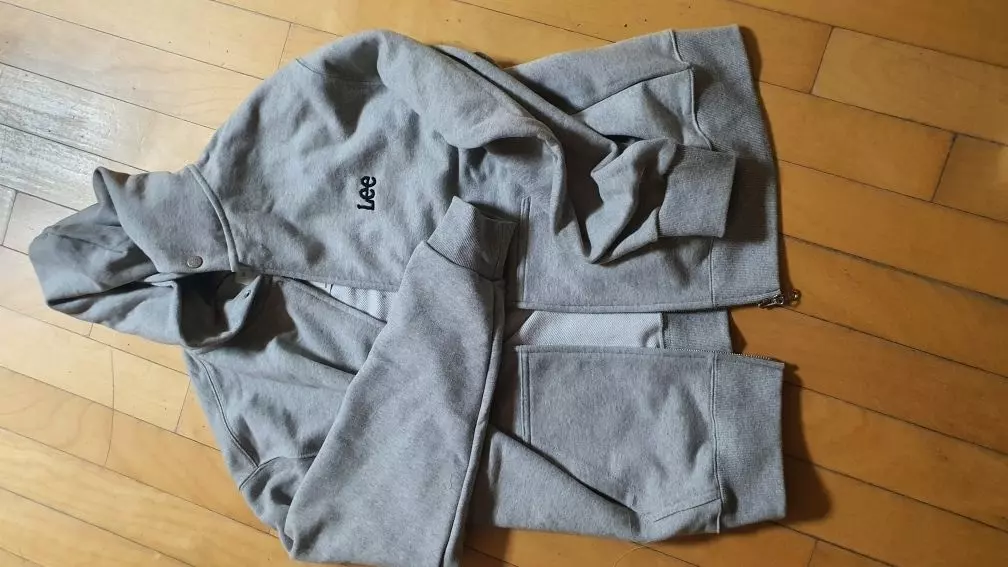 기본으로 안에 입기 너무 좋습니다. 모자도 크고 편합니다.