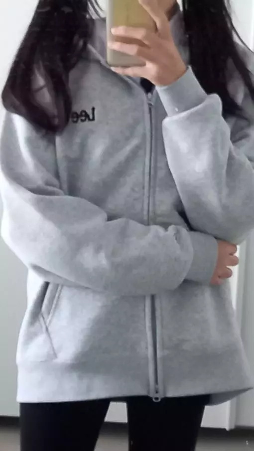 사이즈는 s이구 제가 좀 마른편인데 작지도 않고 딱 좋았어요! 저는 엉덩이 바로 밑에 