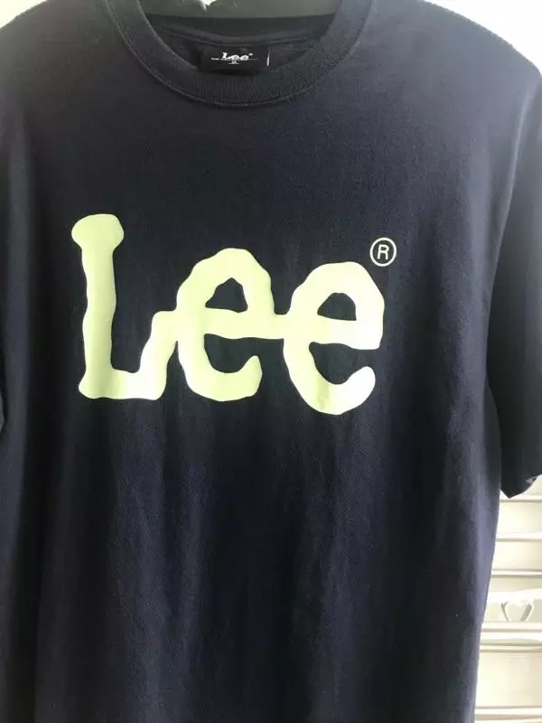 생각보다 살짝 두께가 있어서 놀랐지만 그래도 색감이 예뻐서 괜찮은 것 같아요! 어깨도