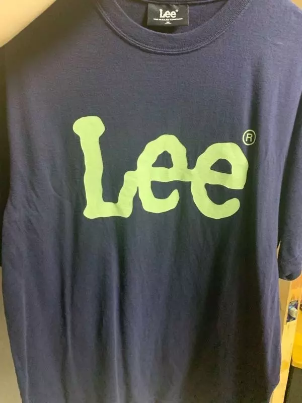 생각보다 두꺼웠는데 디자인 자체는 예뻤어요!!! 색도 예뿌고