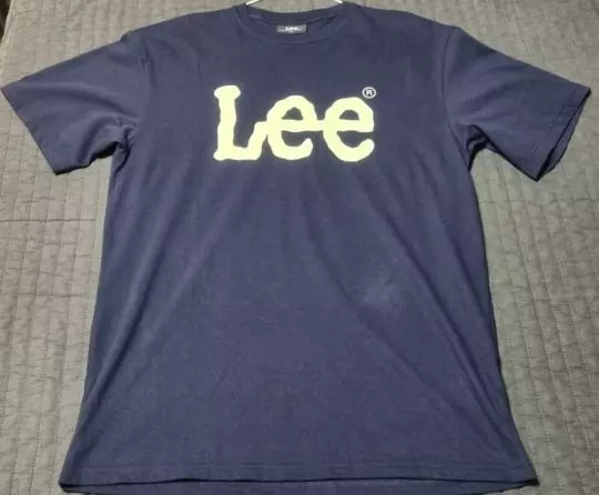 178cm 65kg 입니다. 오버핏으로 잘 맞습니다.