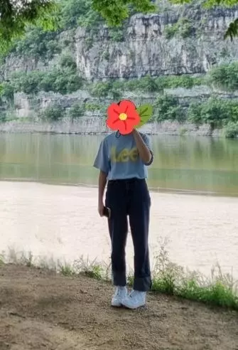 모든 하의에 잘 어울려요. 청치마에도 이쁘고 흰색 반바지나 청바지에도 무난하게 입을