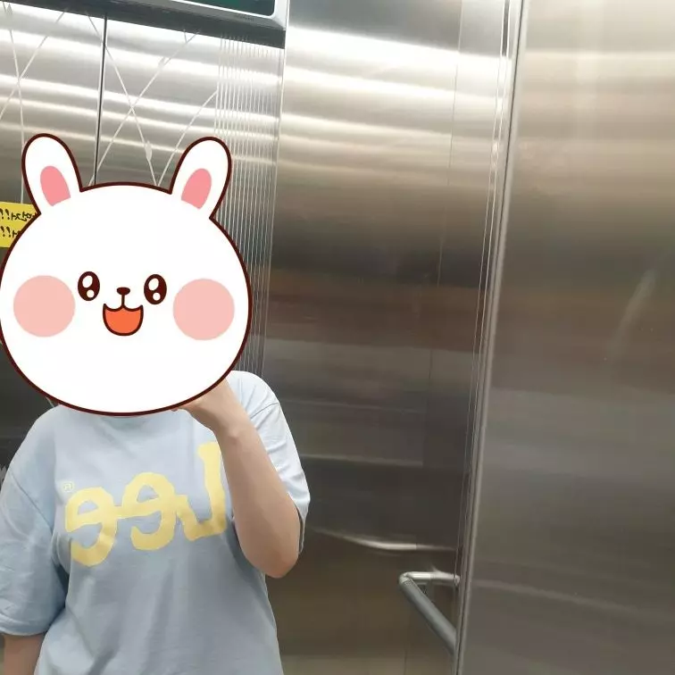 색상 완전 이쁘고 키 163기준 M사니까 엉덩이 가리고 좋네요 재질도 좋아서 자꾸 손이 