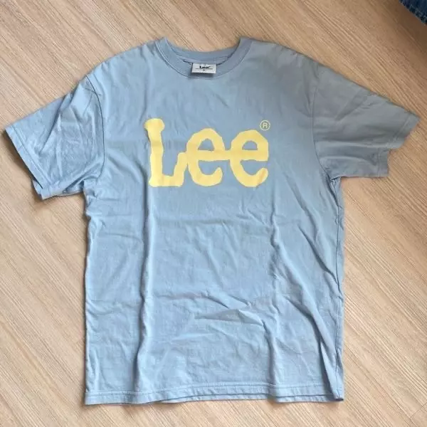 색감 최고에욯 리티셔츠 너무 많이 입어서 걱정이었는데 이 색은 비교적 안입고 다녀서