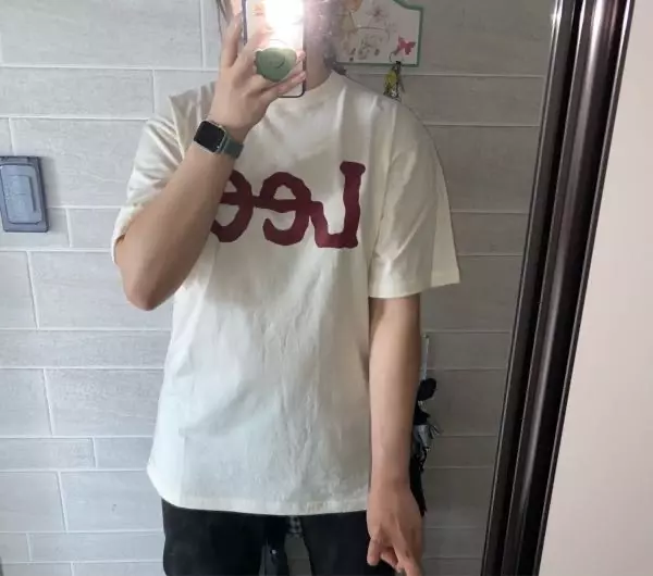 사이즈는 오버핏으로 입으면 될 정도로 넉넉하고 기장이 조금 길게 느껴지지만 예뻐서 