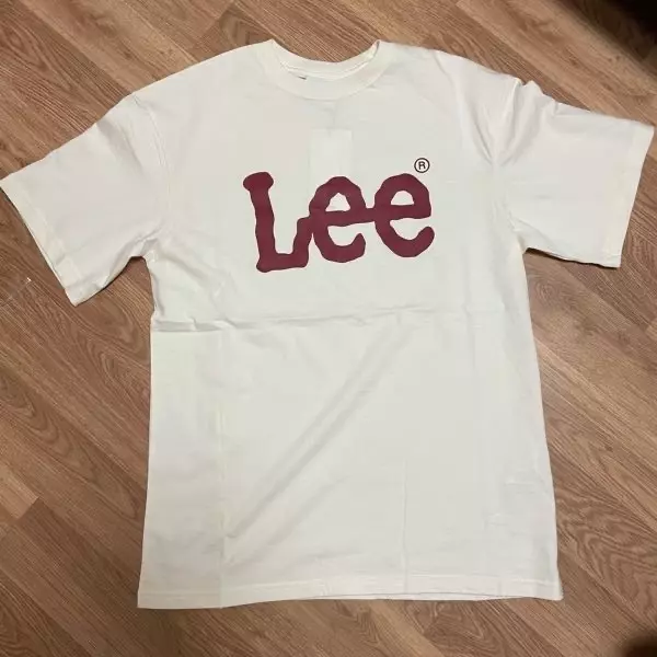 많이 박시하고 큽니다!! 그래도 예뻐서 티셔츠 길이만 쪼끔 줄여서 입으려그욤 그리고 