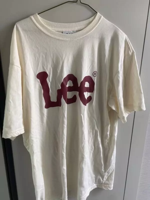 아이보리라서 화이트보다는 좀 더 따뜻한 느낌이고 비침이 없지만 소재가 두껍진 않아서