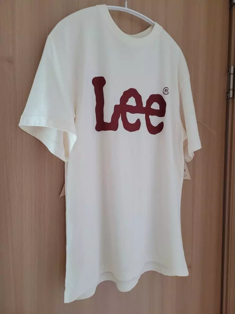 색깔때문에 고민했는데 잘 산것 같아요.아이보리 얼굴색과 안 맞을까 고민했거든요.여기