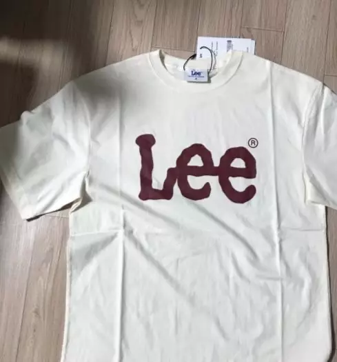 핏도이쁘고 재질도 좋아요 목부분이 짱짱해서 좋은것 같숨다