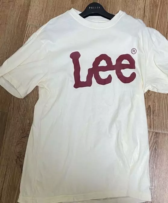 사진은 좀 밝은 거 같은데 실제로 보면 밝은 아이보리 색은 아니에요!! 전 흰색은 너무