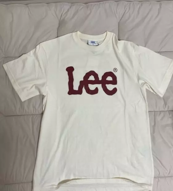 검정색 s사이즈 입다가 소매 접어 입고 싶어서 m사이즈 샀어요. 확실히 어깨랑 품이 많