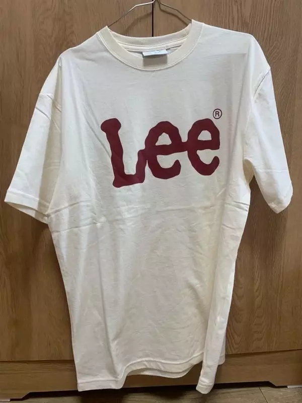 옷이 너무 예뻐요 색감도 그렇고 목도 안조이고 쉽게코디하기좋은것깉아요