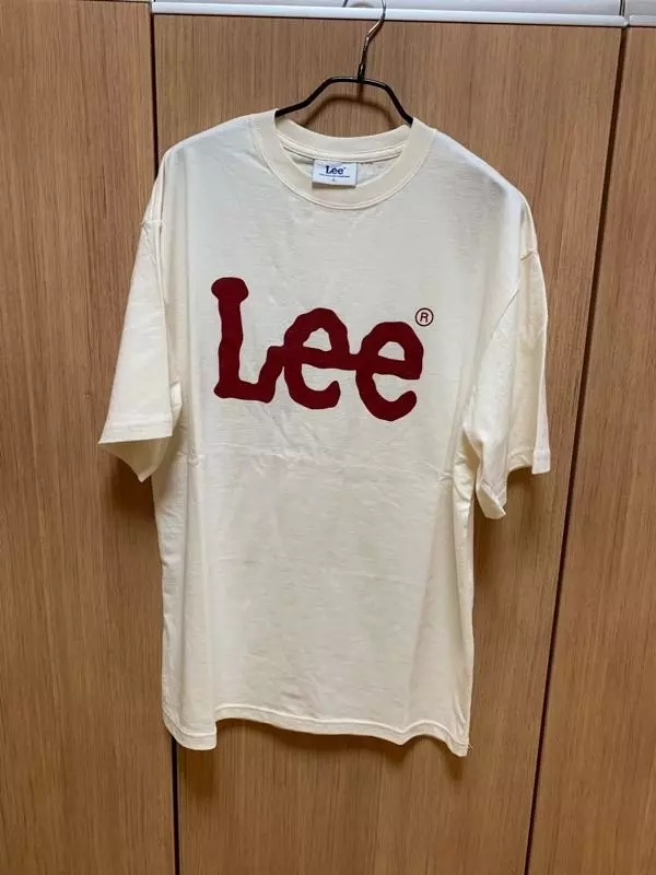 두껍지 않아서 여름에 입기 좋구 색감이 귀여워서 마음에 들어요