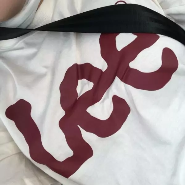 키 159인데 엉덩이 살짝 덮어요 M도 엉덩이 반정도 덮었었는데 나름 큰스타일로 입어도