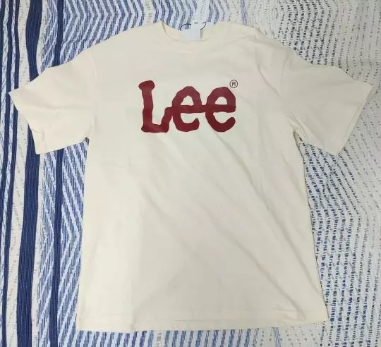 색감이 아주아주 마음에 듭니다.두께는 얇고 부들부들한 재질인데, 촉감은 아주 좋아요