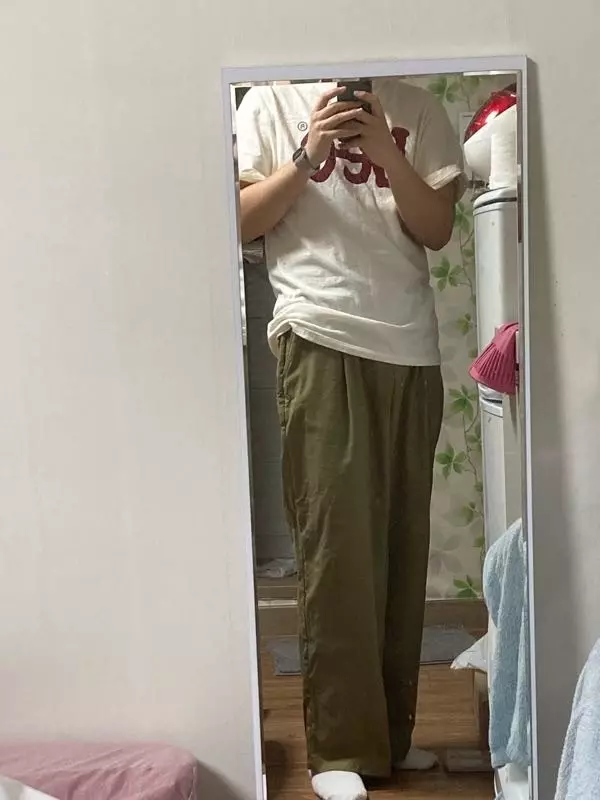 할인할 때 사서 잘 입고 다니고 있습니당 옷 예쁘네요