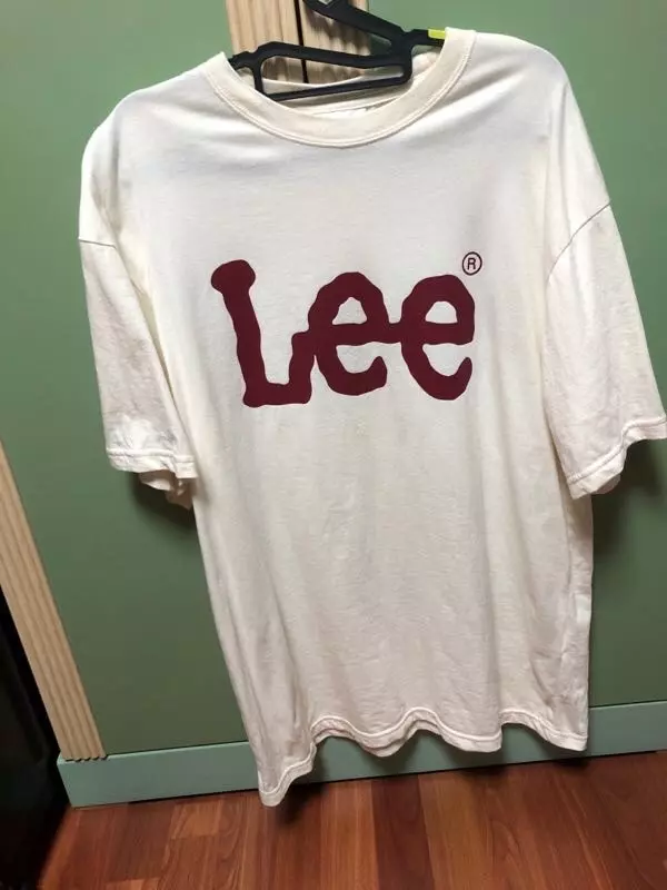 옷은 이쁘지만 내구성은 좀 불안해보입니다 한철입으면 끝날거같은느낌..