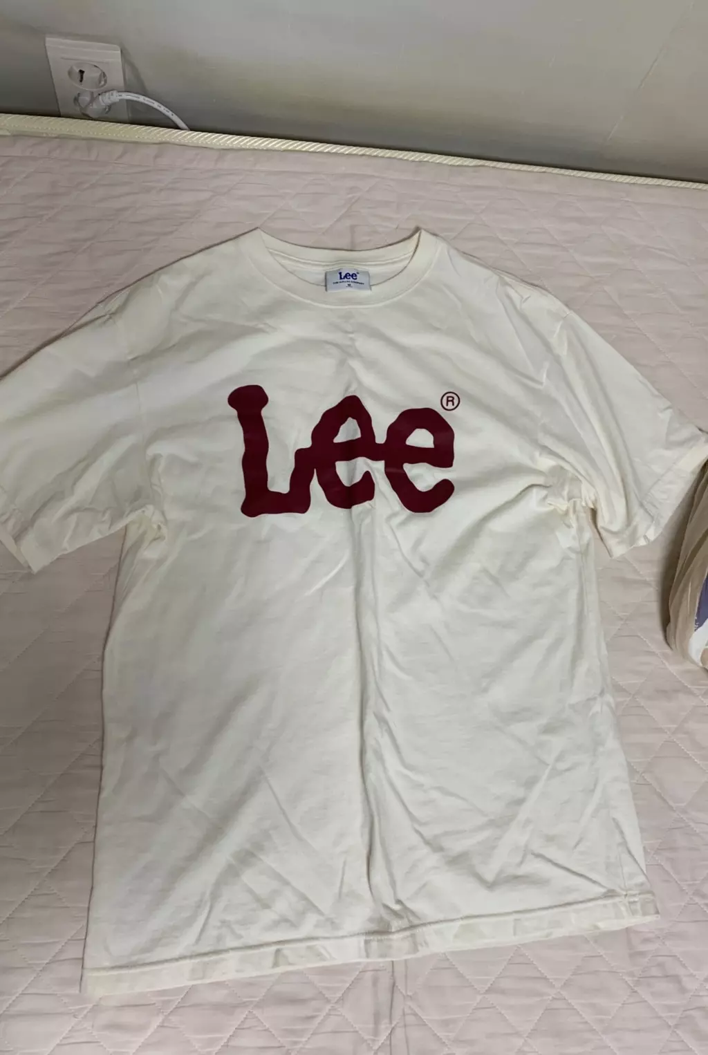 깔끔해요 청바지나 슬랙스에 입으려거나 편한 티로 입으려합니다