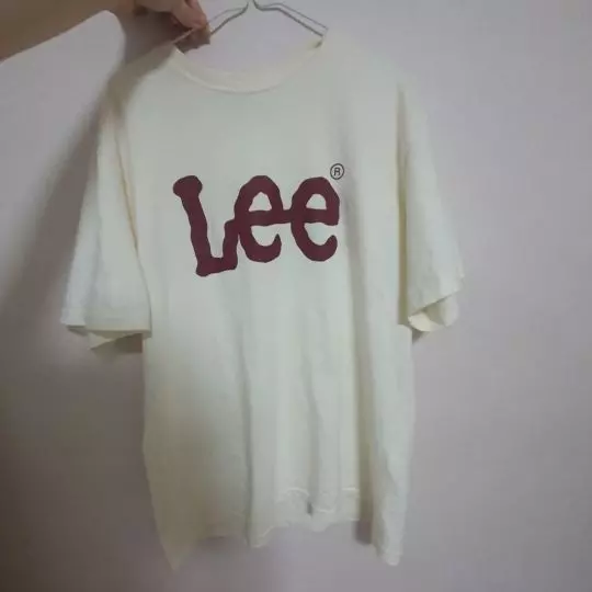 우선 색이 너무 마음에 들어요 리 반팔 하면 대부분 검정이나 흰색을 주로 입는데 크림