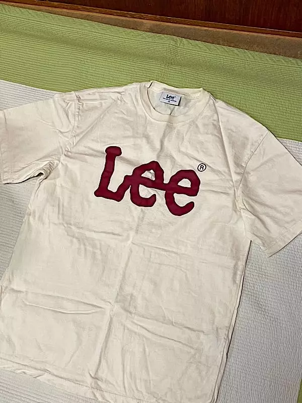 흰티도 나름의 깔끔한 맛이 있지만 너무 흔해서 아이보리+버건디 조합을 골랐어요. 너무