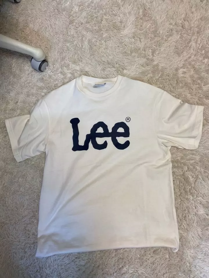 아이보리인데 베이지랑 섞은듯한 색감이 이쁘네요ㅎㅎ