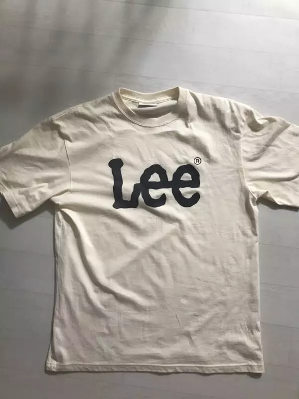 깔끔하고 여름에 입기 괜찮을것 같네요기본티로 추천합니다